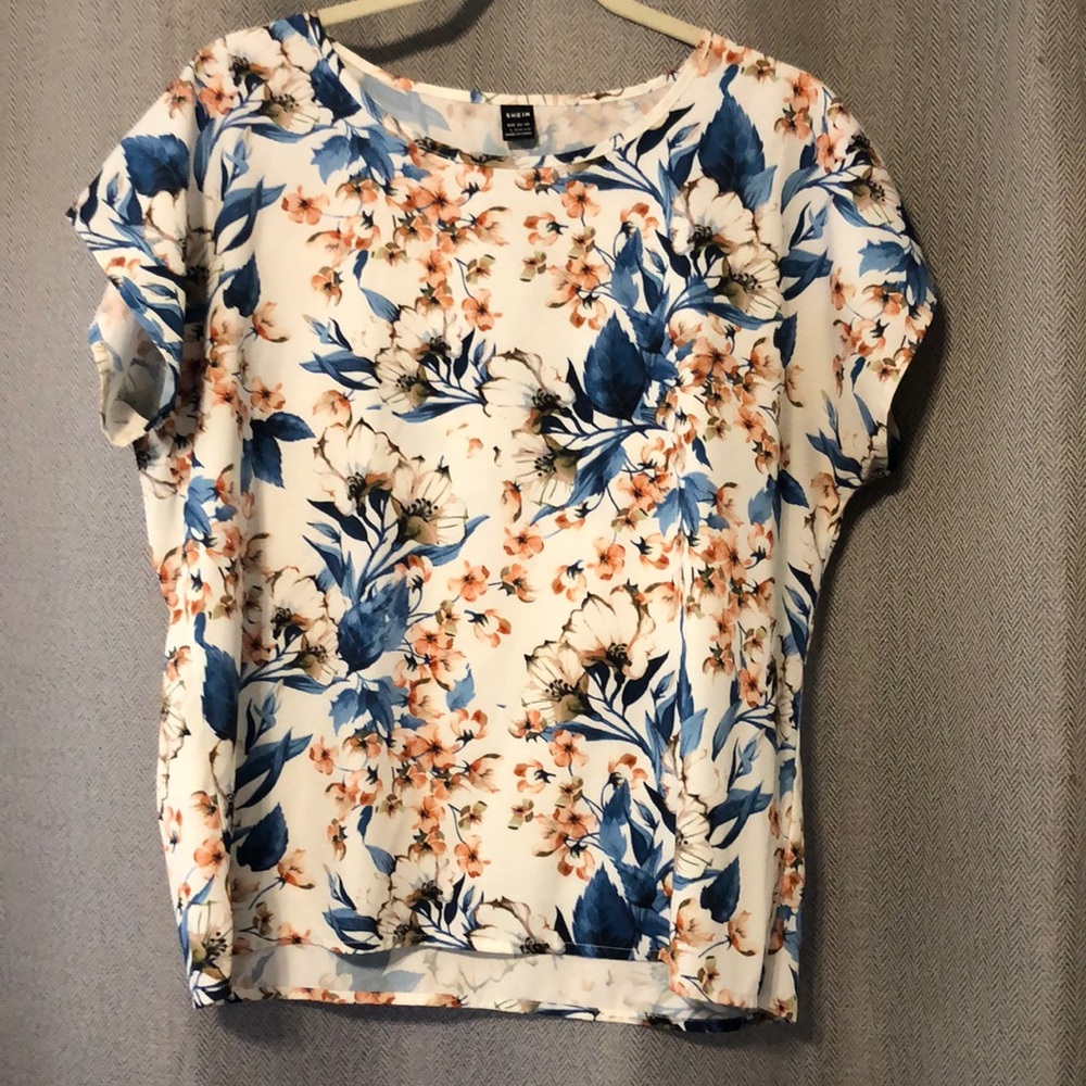 White floral blouse. Short sleeve. Loose fit. Shein L.